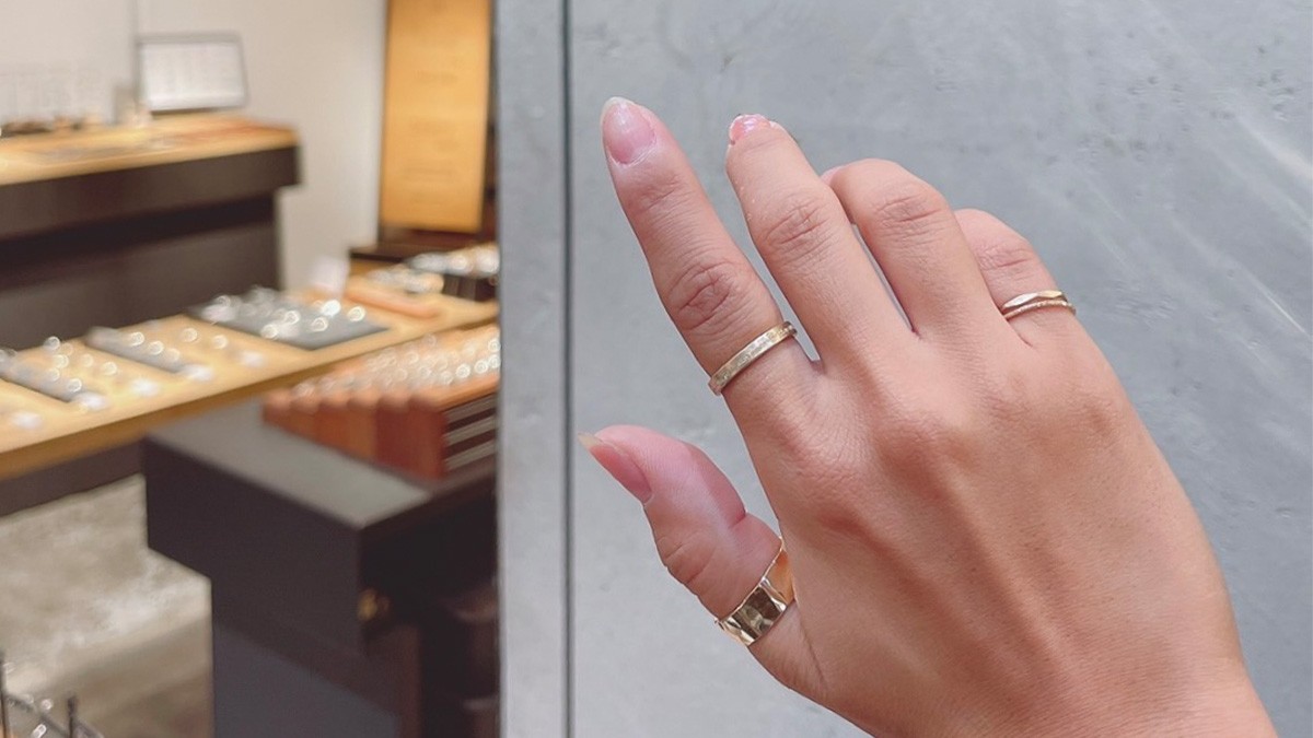 指に装着したイエローゴールドリング