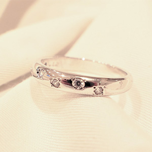 ホワイトゴールドリングのイメージ