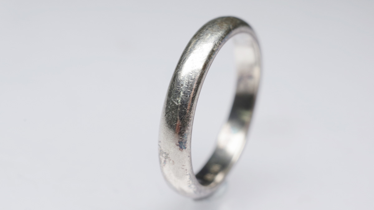 傷がついてくすみがかった指輪