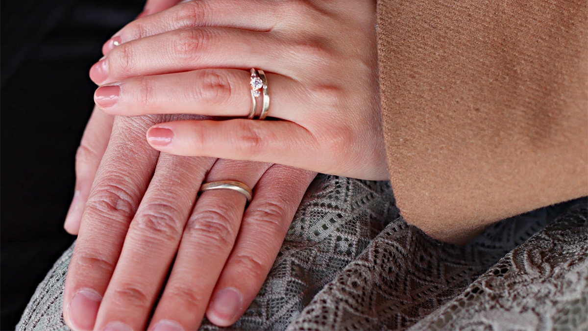 婚約指輪(エンゲージリング)を薬指に着けているイメージ